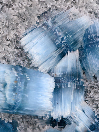 The Crystalline Structures of Metals and Gemstones