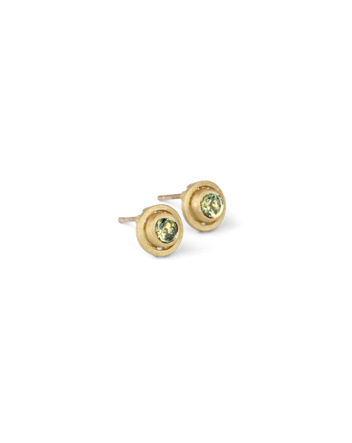 Yellow green sapphire ear studs with geometric circle detail. 18ct yellow gold, textured finish.