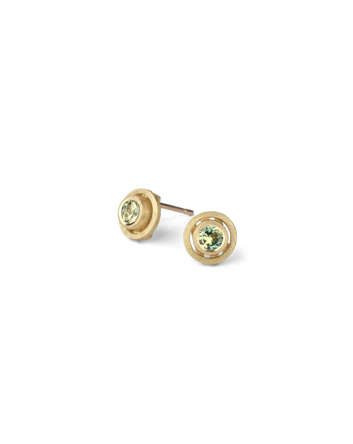 Yellow green sapphire ear studs with geometric circle detail. 18ct yellow gold, textured finish.