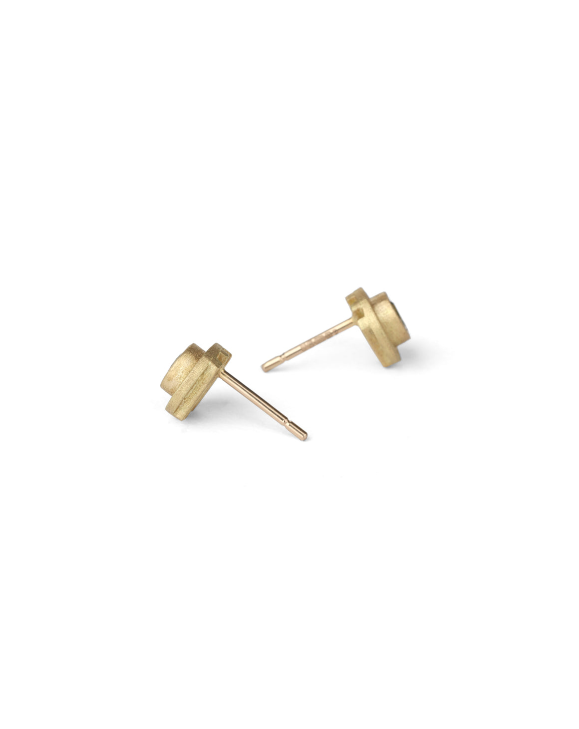 Yellow green sapphire ear studs with geometric circle detail. 18ct yellow gold, textured finish. Side view.