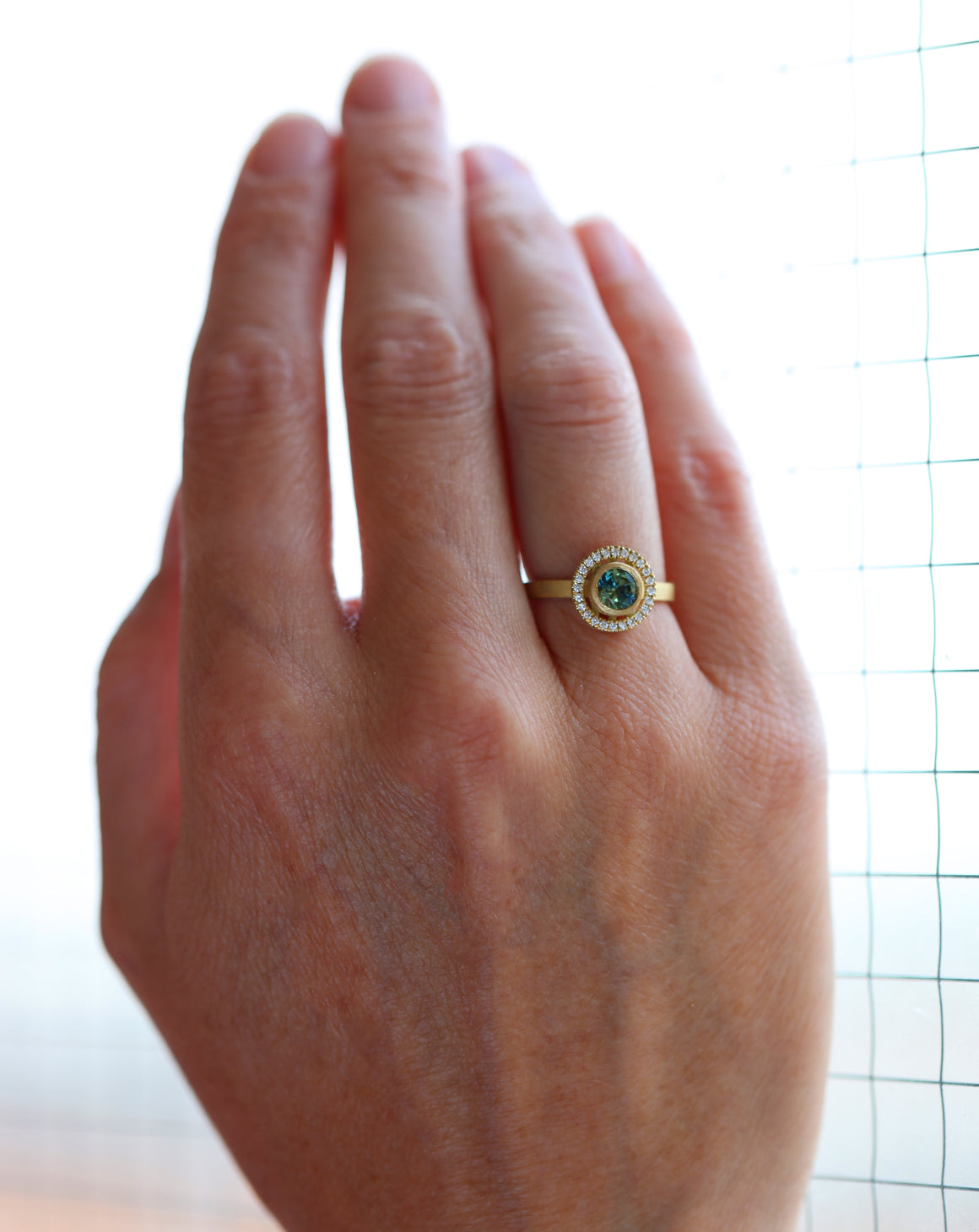 Bi-colour Australian Sapphire Atmos Solid Ring