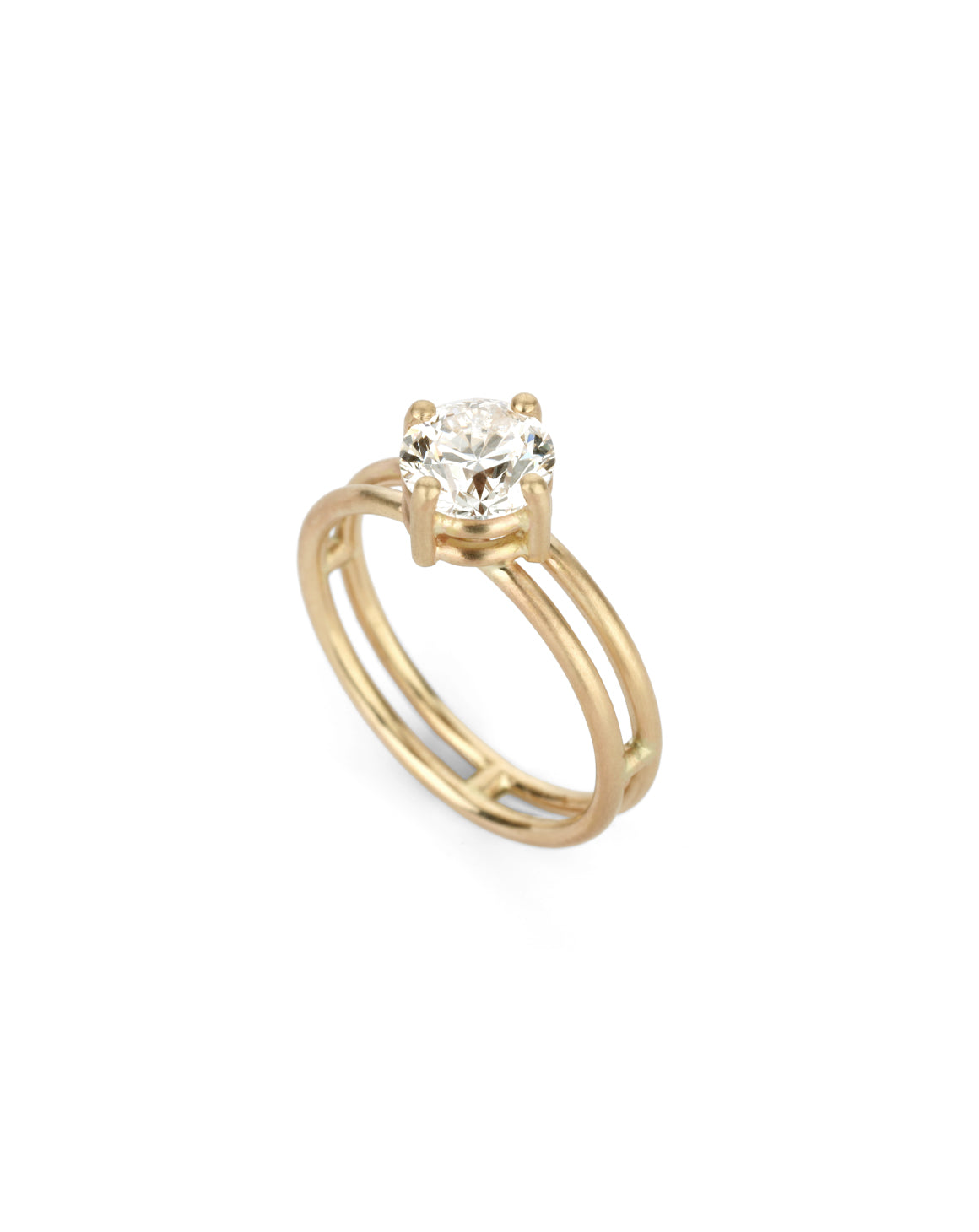 Solitaire ring with round white diamond and double band. 18ct yellow gold, satin finish.