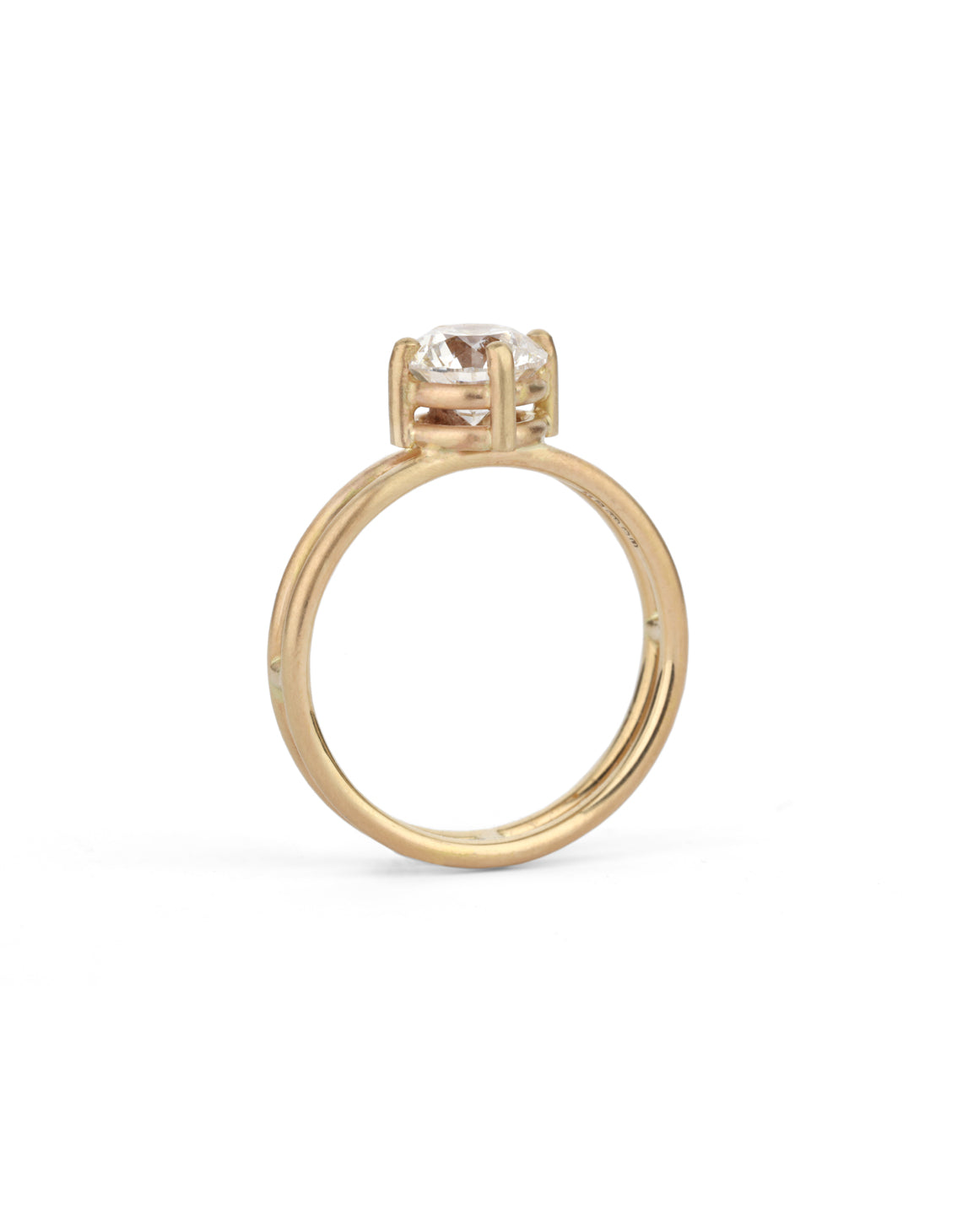 Solitaire ring with round white diamond and double band. 18ct yellow gold, satin finish. Side detail.
