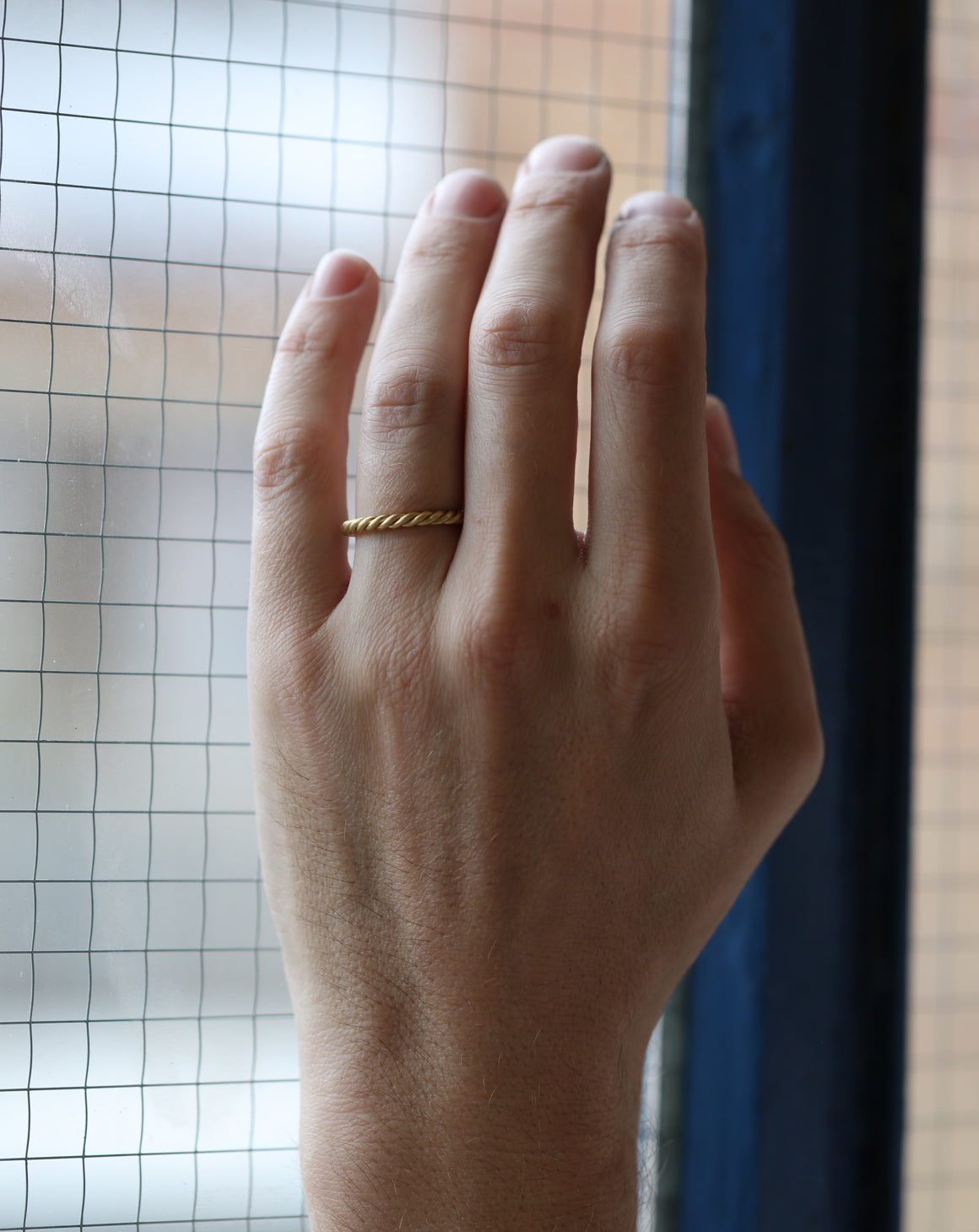 Rope style ring in 18ct yellow gold, satin finish. On hand.