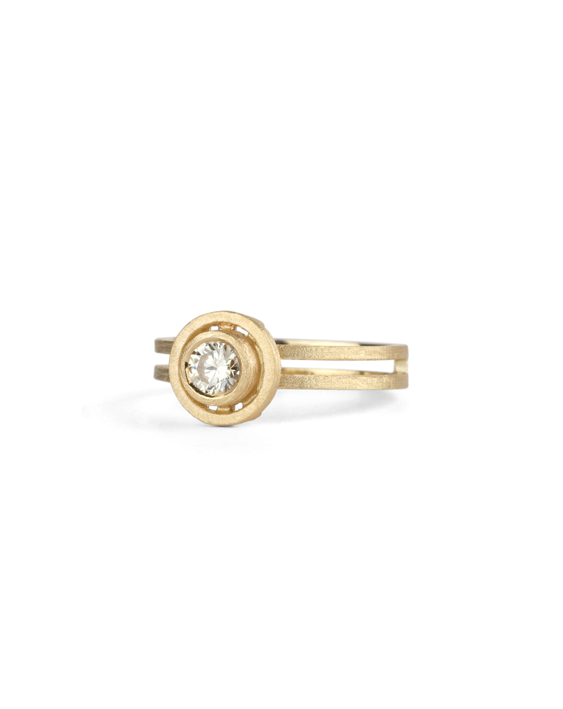 Round champagne diamond ring with circular detail and double band. 18ct yellow gold, textured finish.