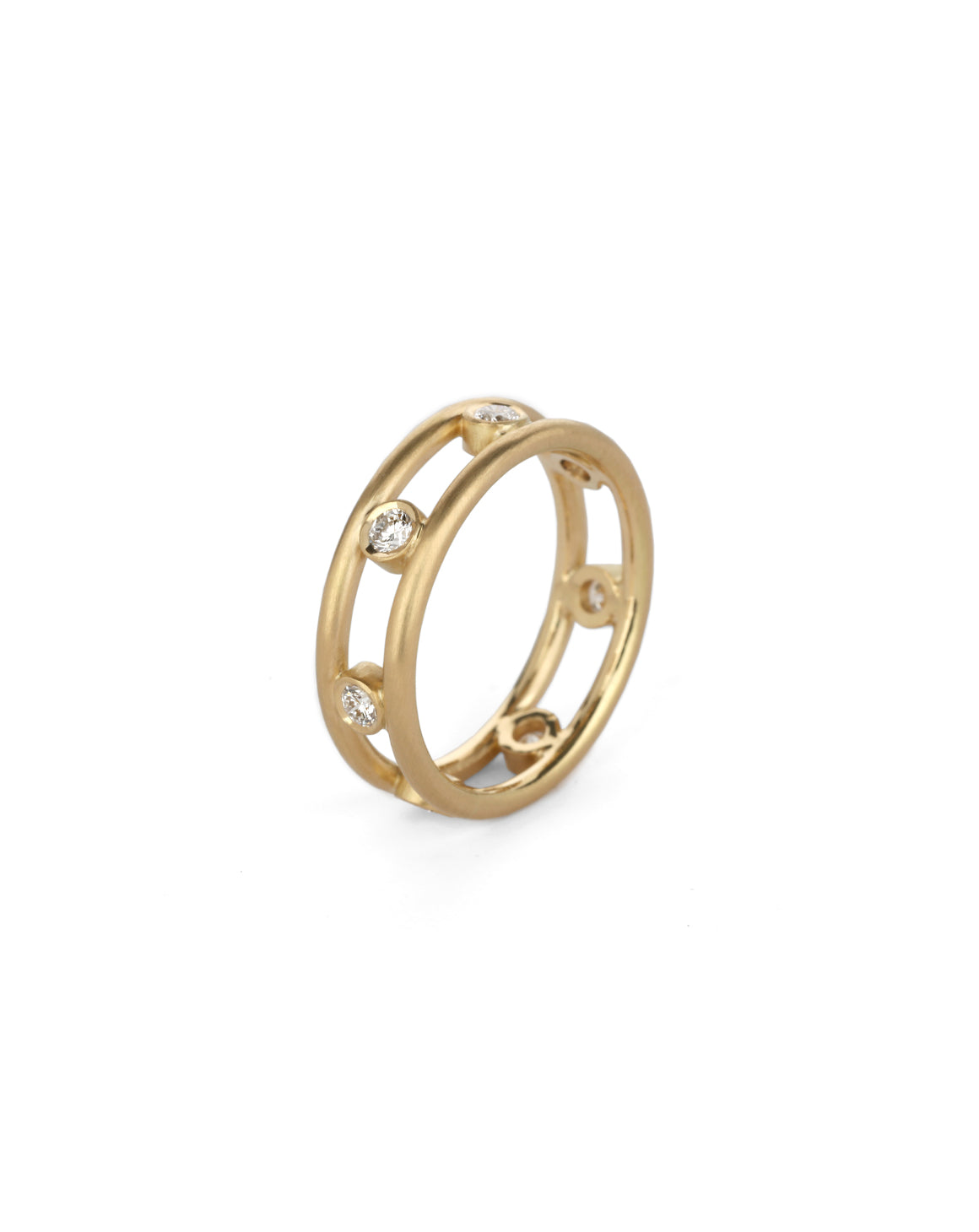 Ring with double band and seven white diamonds set in between. 18ct yellow gold, satin gold.