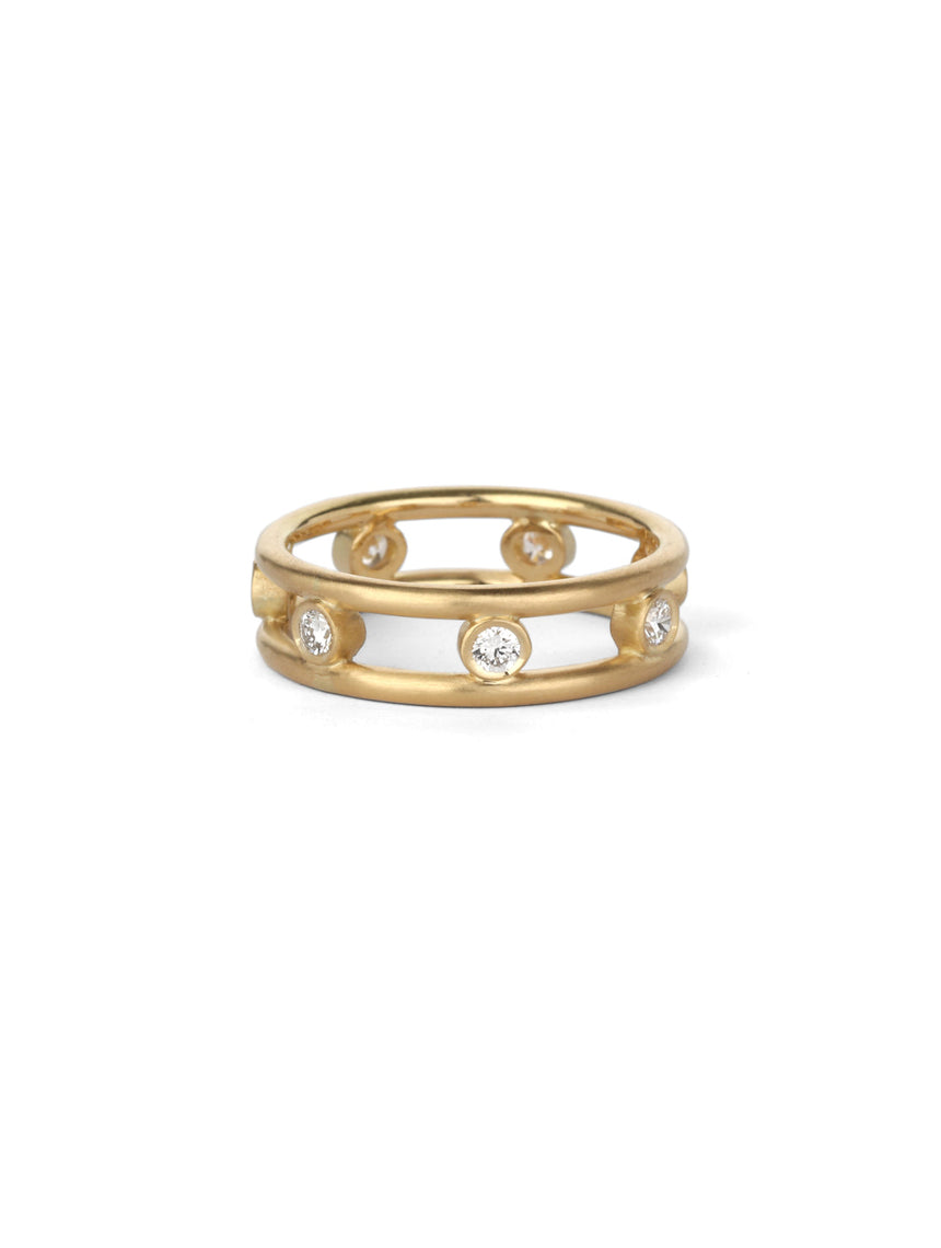 Ring with double band and seven white diamonds set in between. 18ct yellow gold, satin gold.