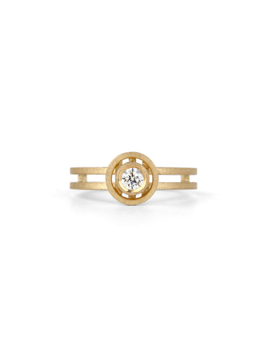 Solitaire ring with circular detail eith central diamond. 18ct yellow gold, textured finish.