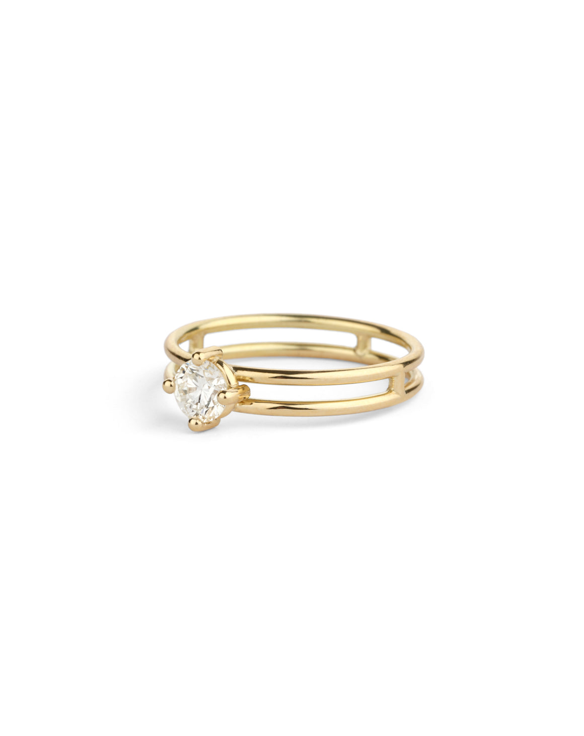 Solitaire ring with round white diamond and double band. 18ct yellow gold, polished finish.