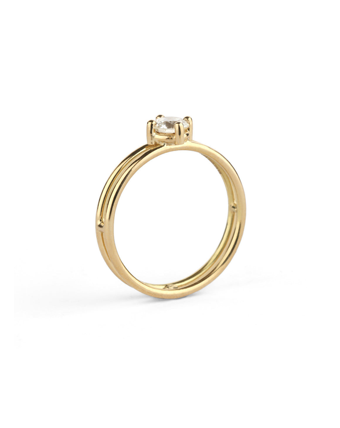Solitaire ring with round white diamond and double band. 18ct yellow gold, polished finish. Side view.
