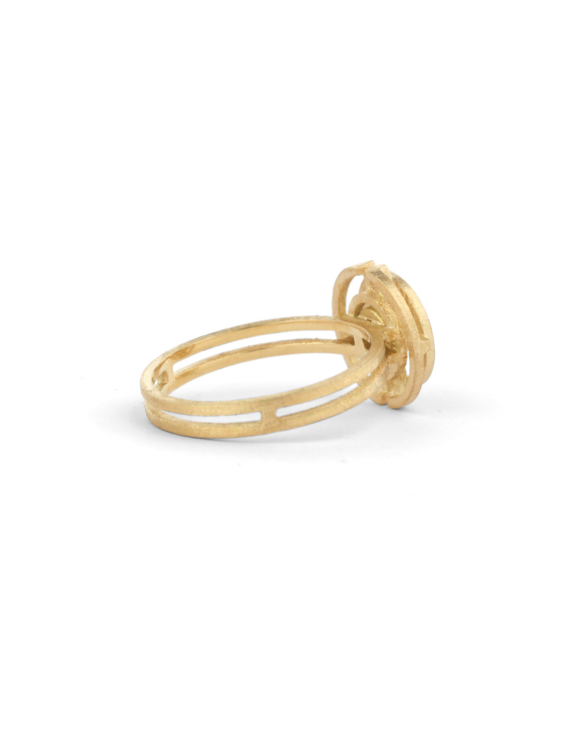 Geometric ring with circular detail and a central peach sapphire, double band. 18ct yellow gold, textured finish. Side view.
