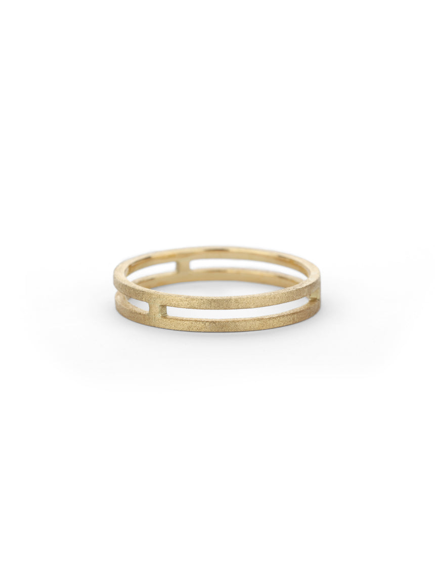18ct yellow gold double band with textured finish