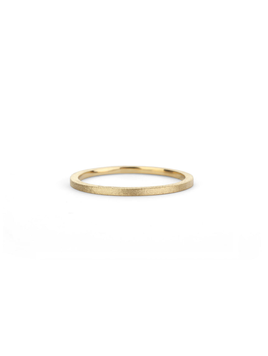 Flat wedding band. 18ct yellow gold, textured finish.