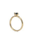 Solitaire ring with teal sapphire and double band. 18ct yellow gold, polished finish. Side view.
