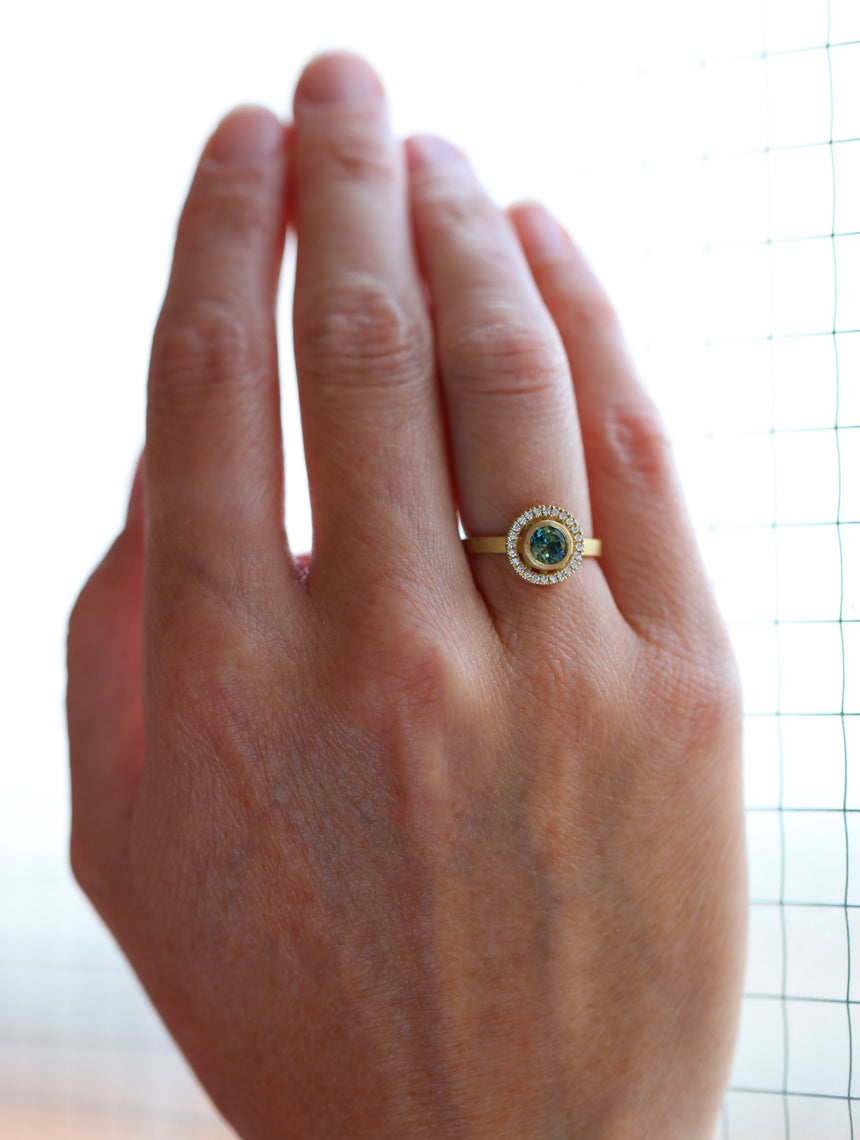 Bi-colour Australian Sapphire Atmos Solid Ring