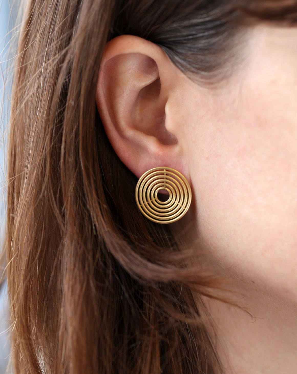 Six circle earstuds, 18ct yellow gold satin finish. In ears.