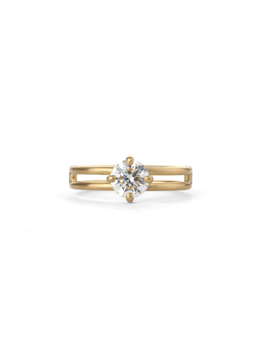Solitaire ring with round white diamond and double band. 18ct yellow gold, polished finish.