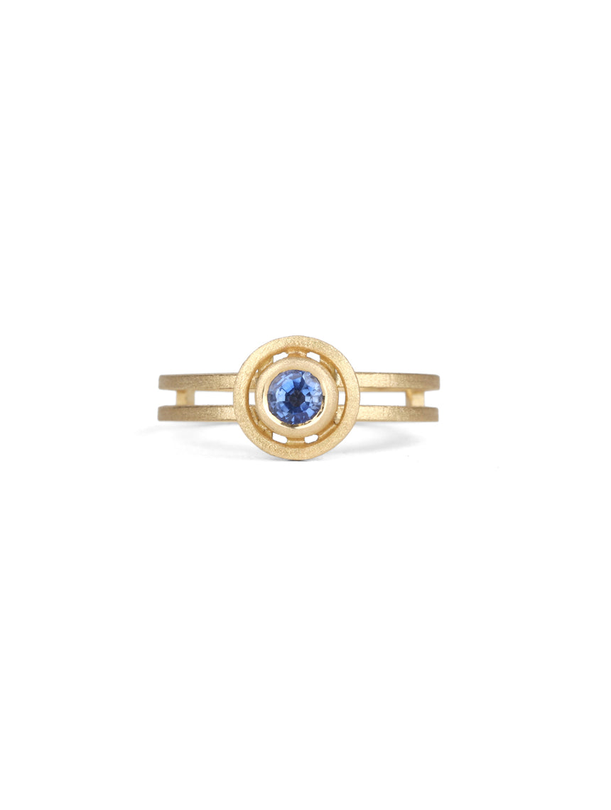 blue sapphire ring with circular detail, double band. 18ct yelow gold, textured finish.