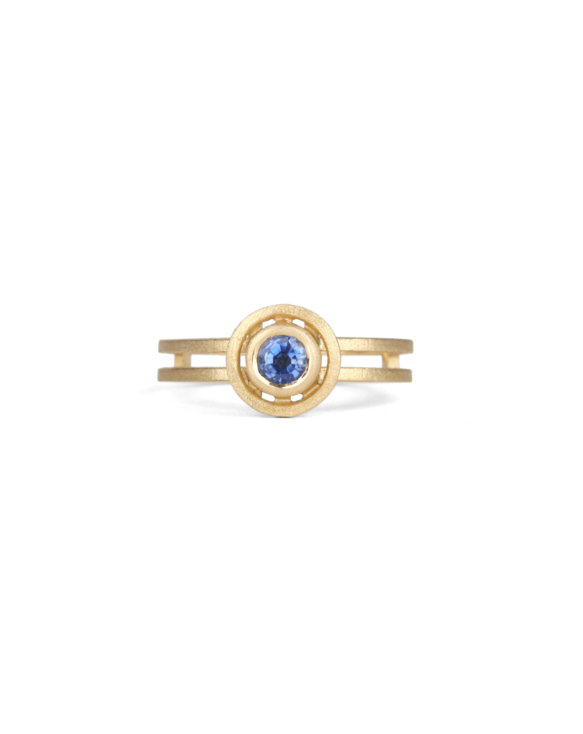 blue sapphire ring with circular detail, double band. 18ct yelow gold, textured finish.