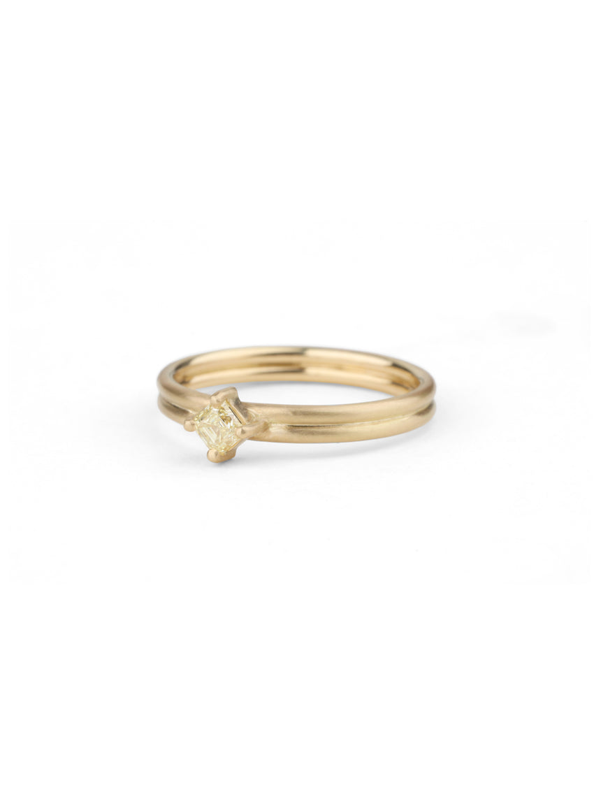 Solitaire ring with light yellow square diamond, on diagonal. Joined double band. 18ct yellow gold, satin finish. Side view.