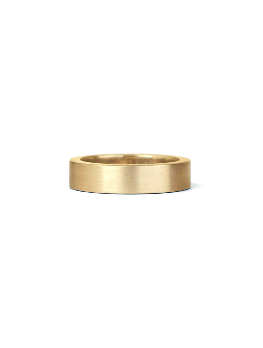 Flat wedding band. 18ct yellow gold, satin finish.