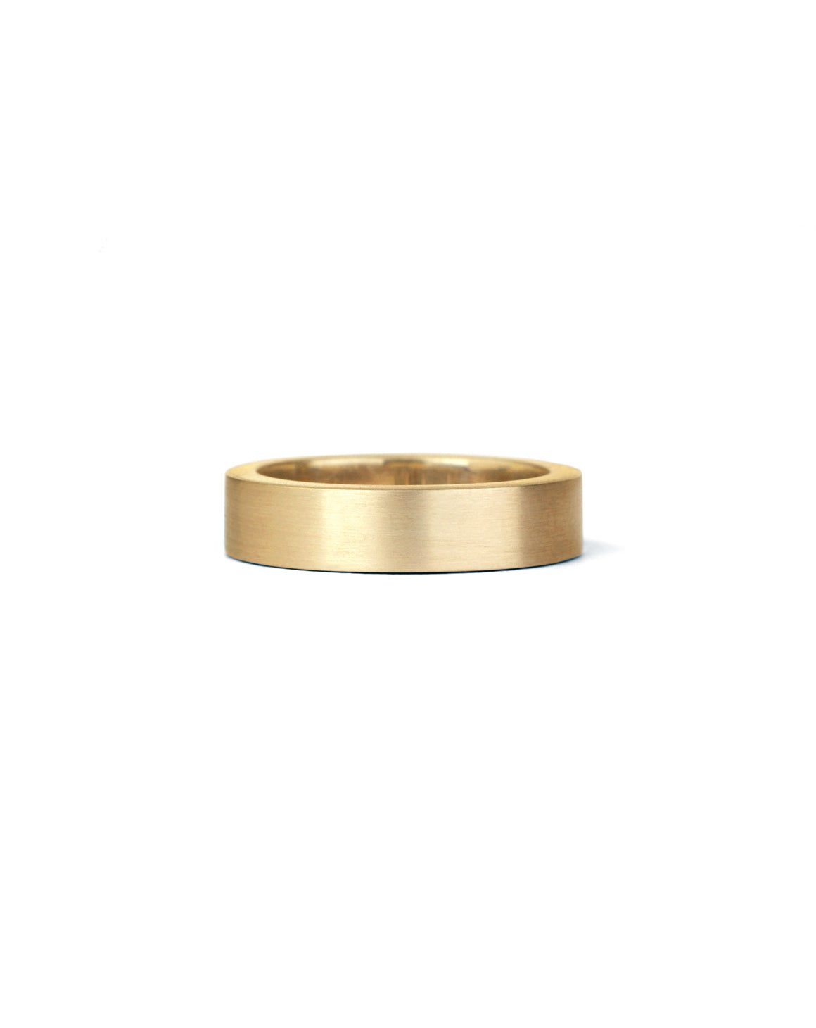 Flat wedding band. 18ct yellow gold, satin finish.