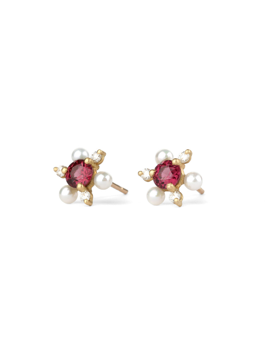 Earstuds with red garnet, white pearls and white diamonds. 18ct yellow gold, satin finish.