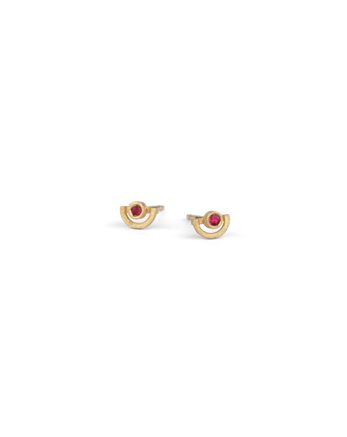 Earstuds with semicircle detail and ruby. 18ct yellow gold, textured finish.