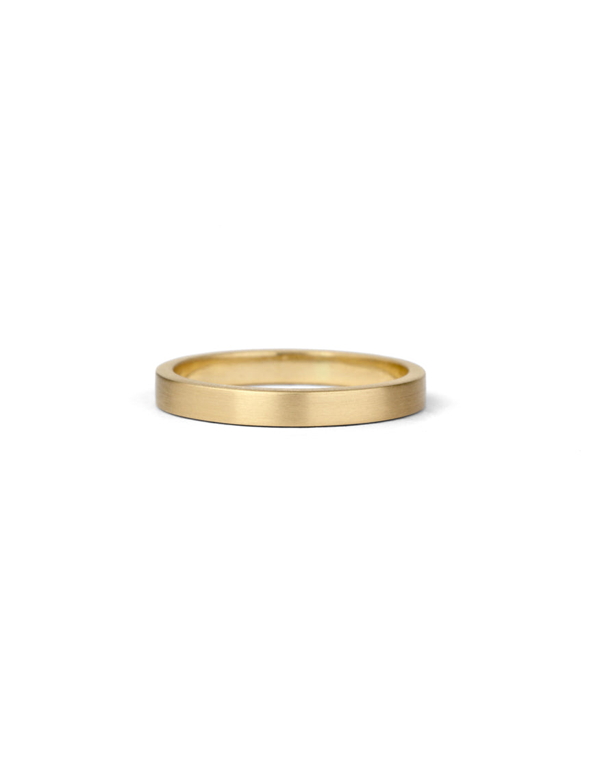Flat wedding band. 18ct yellow gold, satin finish.