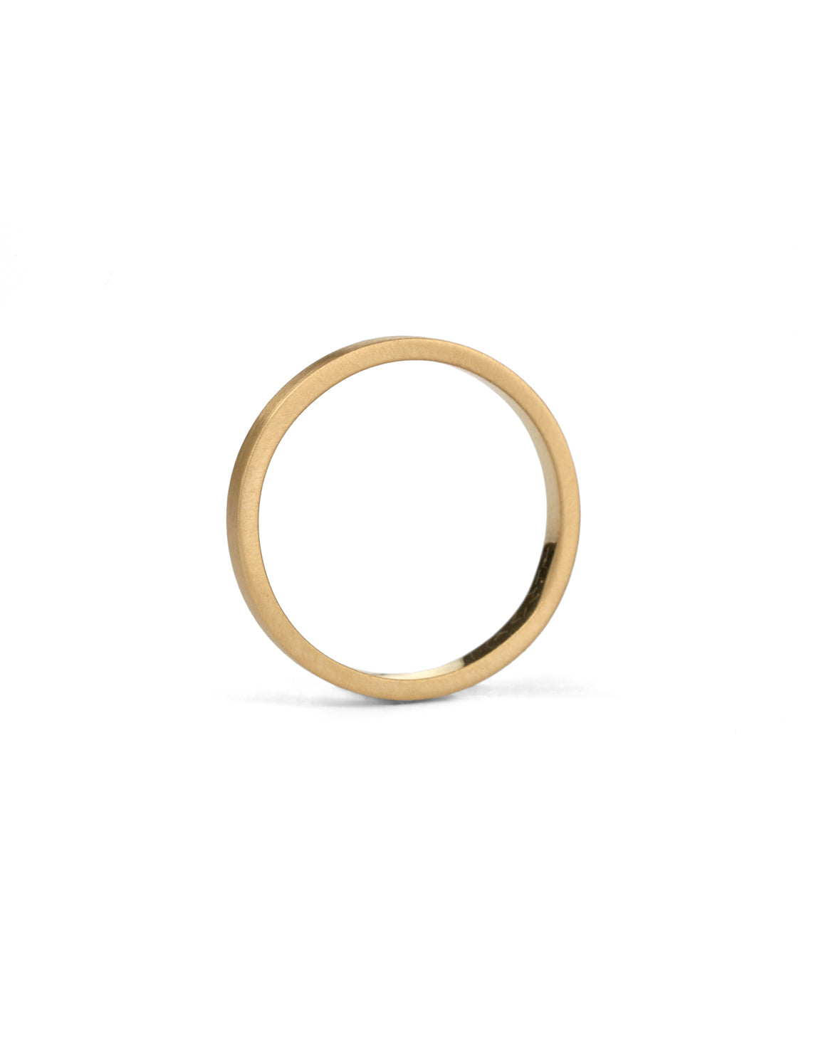 Flat wedding band. 18ct yellow gold, satin finish.