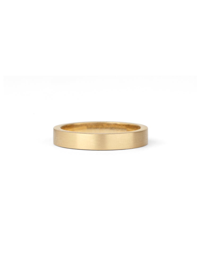 Flat wedding band. 18ct yellow gold, satin finish.