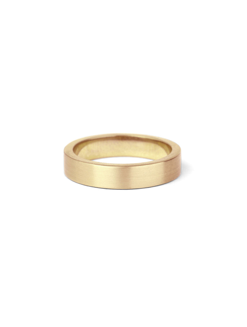 Flat wedding band. 18ct yellow gold, satin finish.