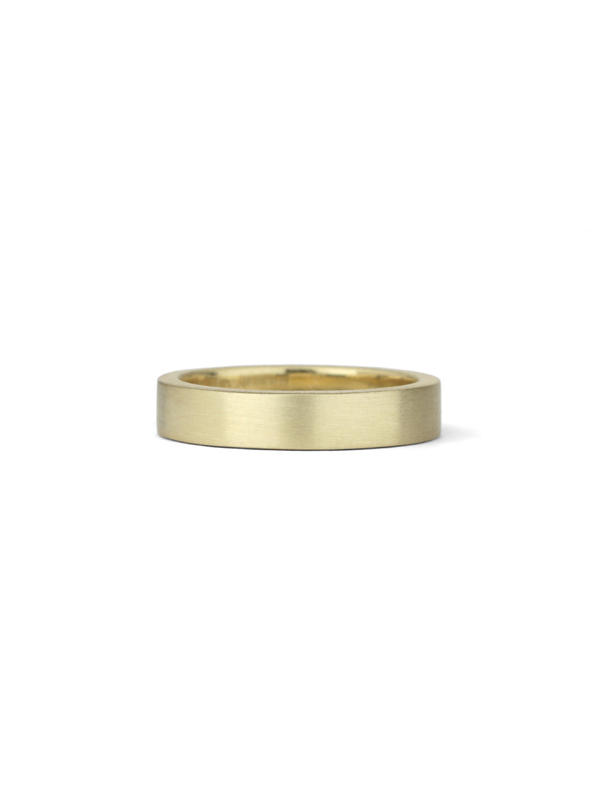 Flat wedding band. 18ct yellow gold, satin finish.