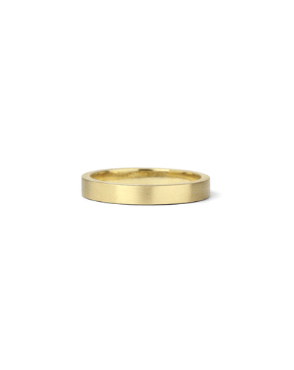 Flat wedding band. 18ct yellow gold, satin finish.