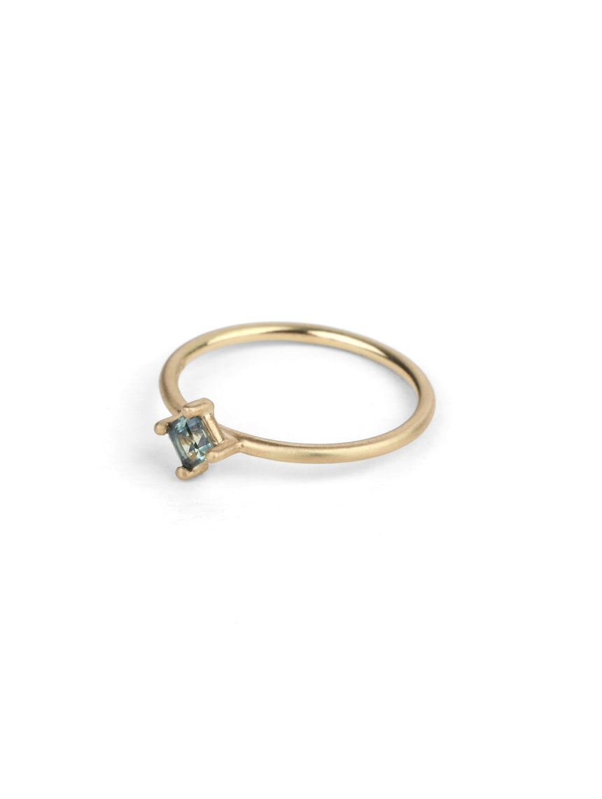 Square green/blue Sapphire Ring, diagonal setting with four claws. 18ct yellow gold with a satin finish. Side view.