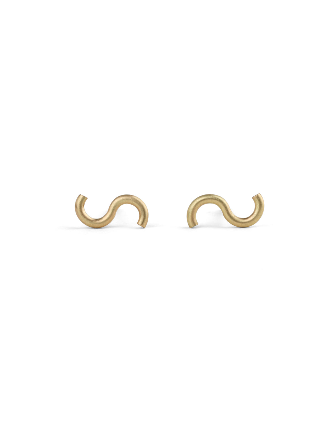 Stud earrings in an S shape. 18ct yellow gold, satin finish.