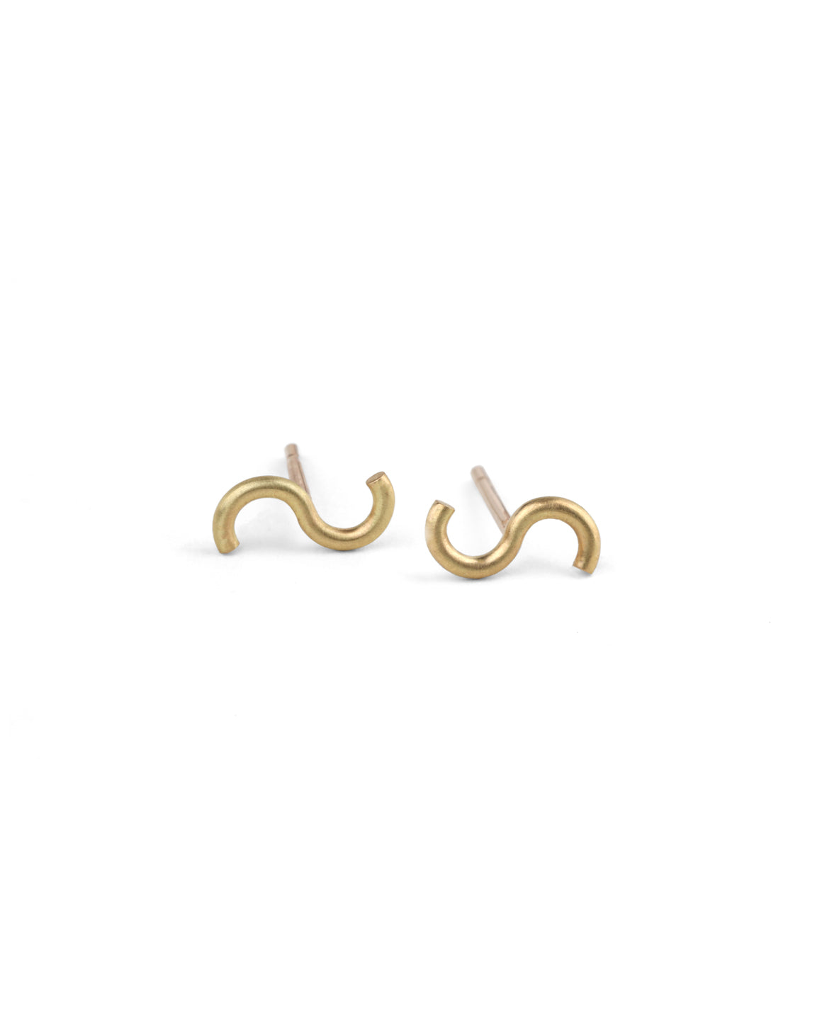 Stud earrings in an S shape. 18ct yellow gold, satin finish.