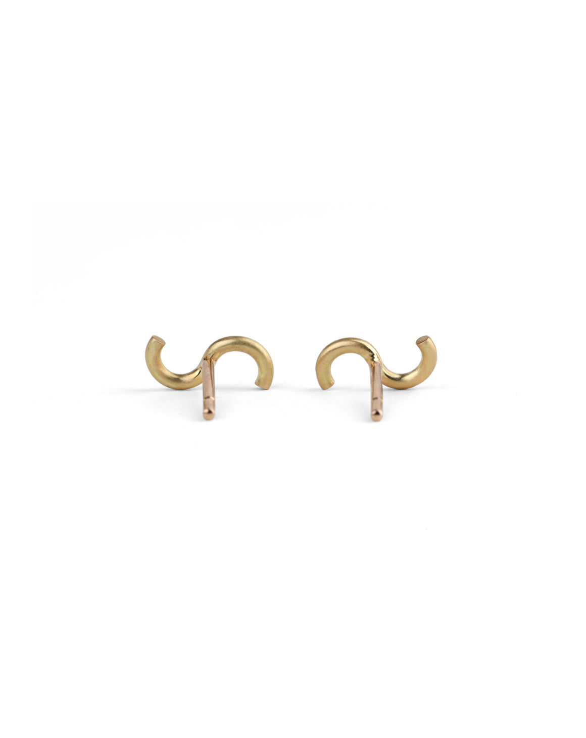 Stud earrings in an S shape. 18ct yellow gold, satin finish. Back view.