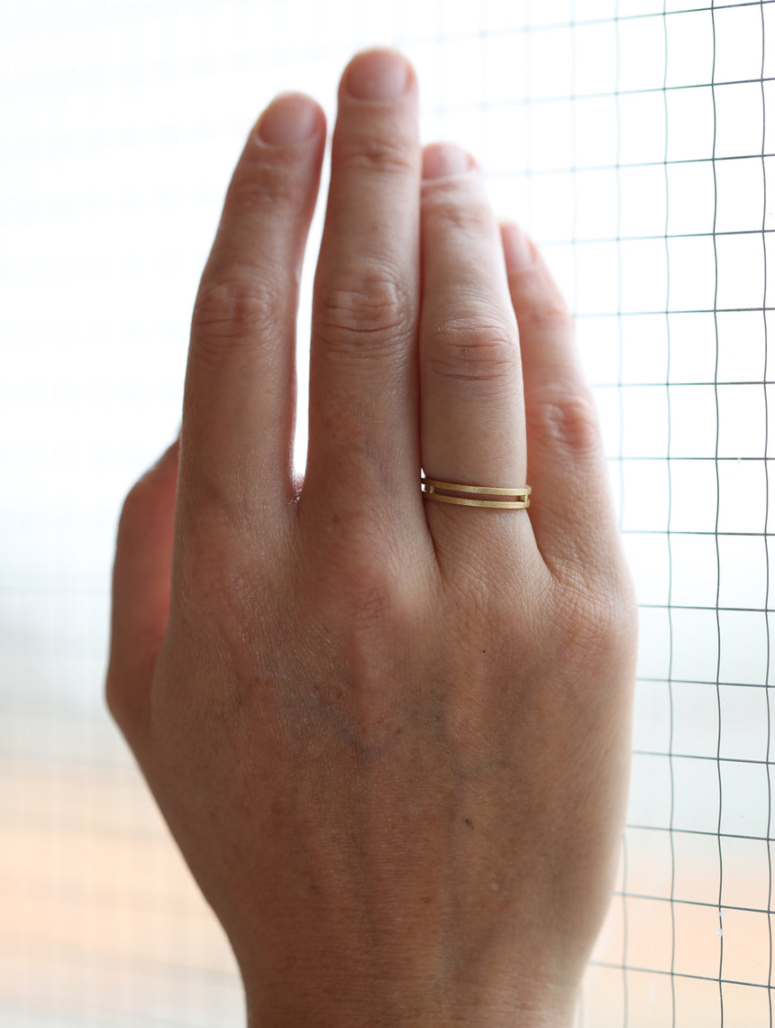 18ct yellow gold double band with textured finish on hand