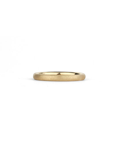 Curved wedding band. 18ct yellow gold, textured finish.