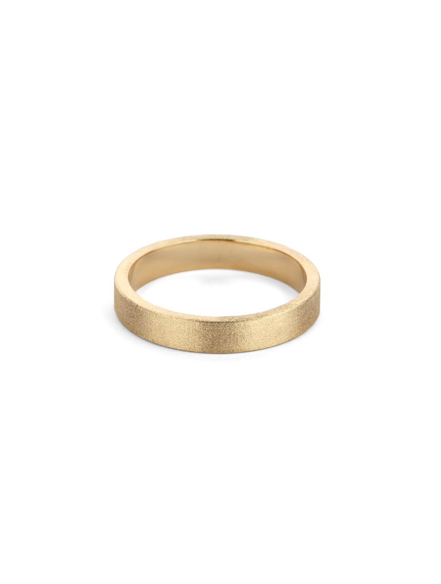 Flat wedding band. 18ct yellow gold, textured finish.