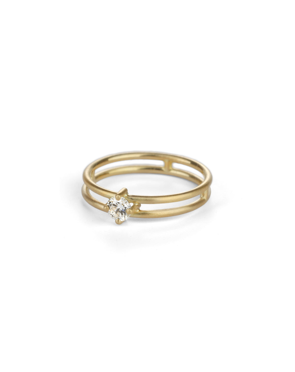 Solitaire ring with round white diamond and double band. 18ct yellow gold, satin finish.