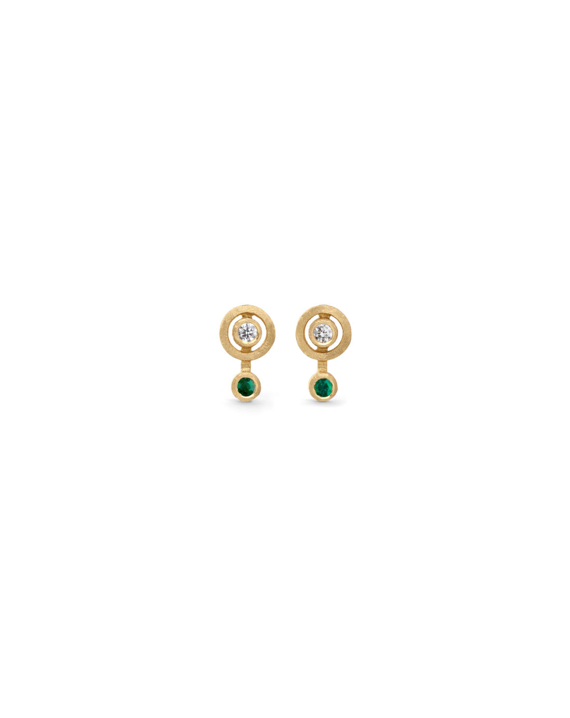 Earstuds in 18ct yellow gold with circular detail, set with white diamond and green emerald.