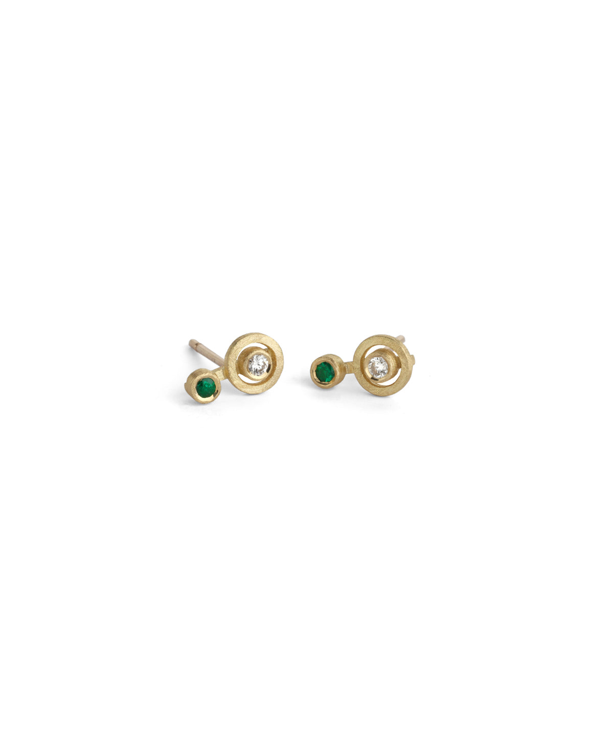Earstuds in 18ct yellow gold with circular detail, set with white diamond and green emerald.