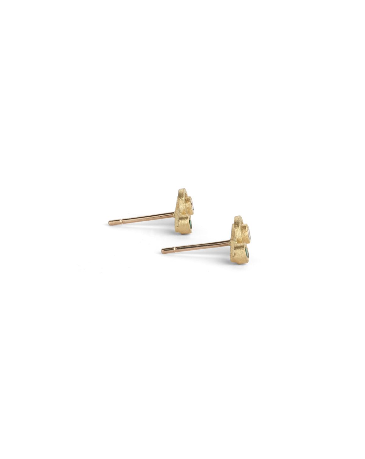 Earstuds in 18ct yellow gold with circular detail, set with white diamond and green emerald. Side view.