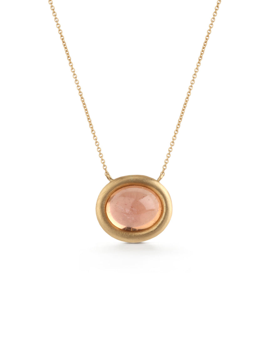 Oval pendant with a peach tourmaline. 18ct yellow gold, satin finish.