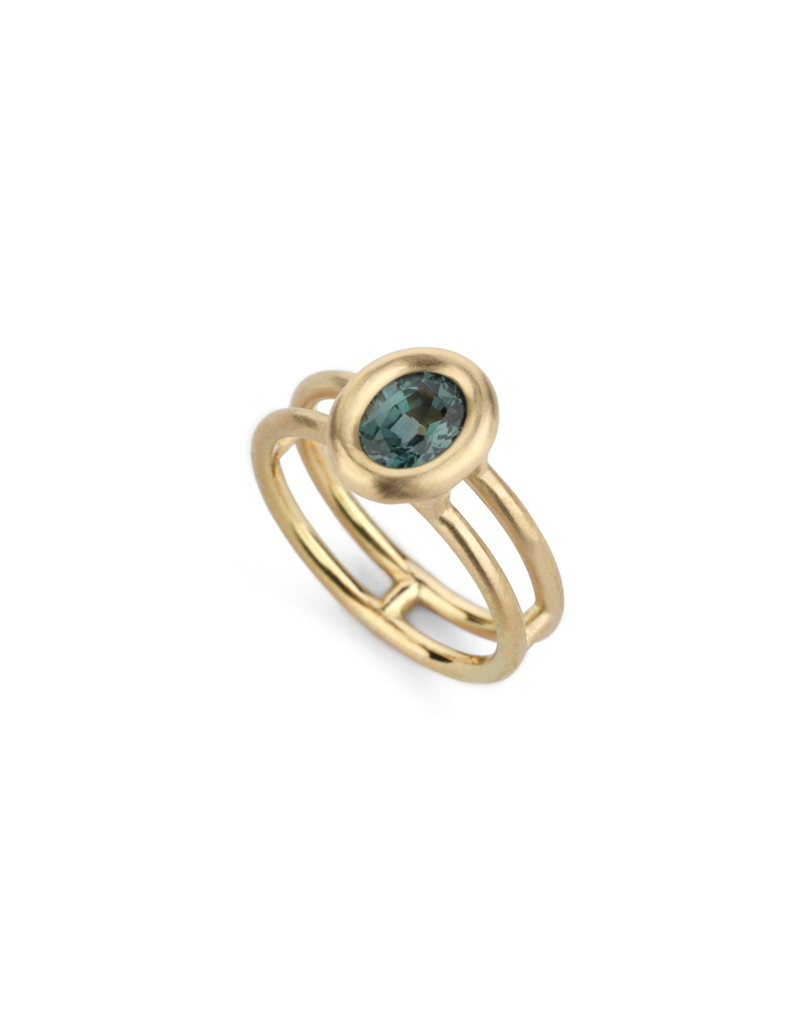 Solitaire ring with oval teal sapphire and double band. 18ct yellow gold, satin finish.