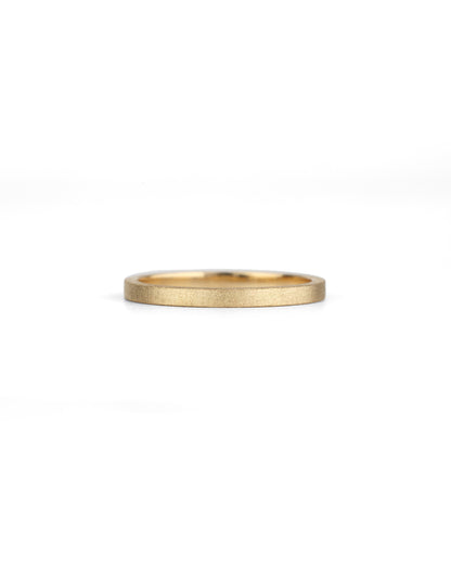Flat wedding band. 18ct yellow gold, textured finish.