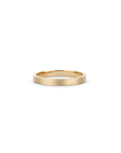 Flat wedding band. 18ct yellow gold, textured finish.