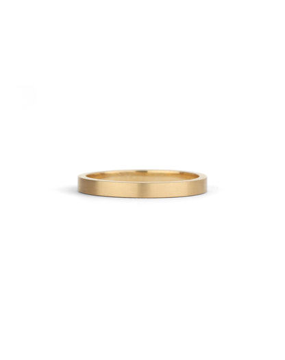 Flat wedding band. 18ct yellow gold, satin finish.
